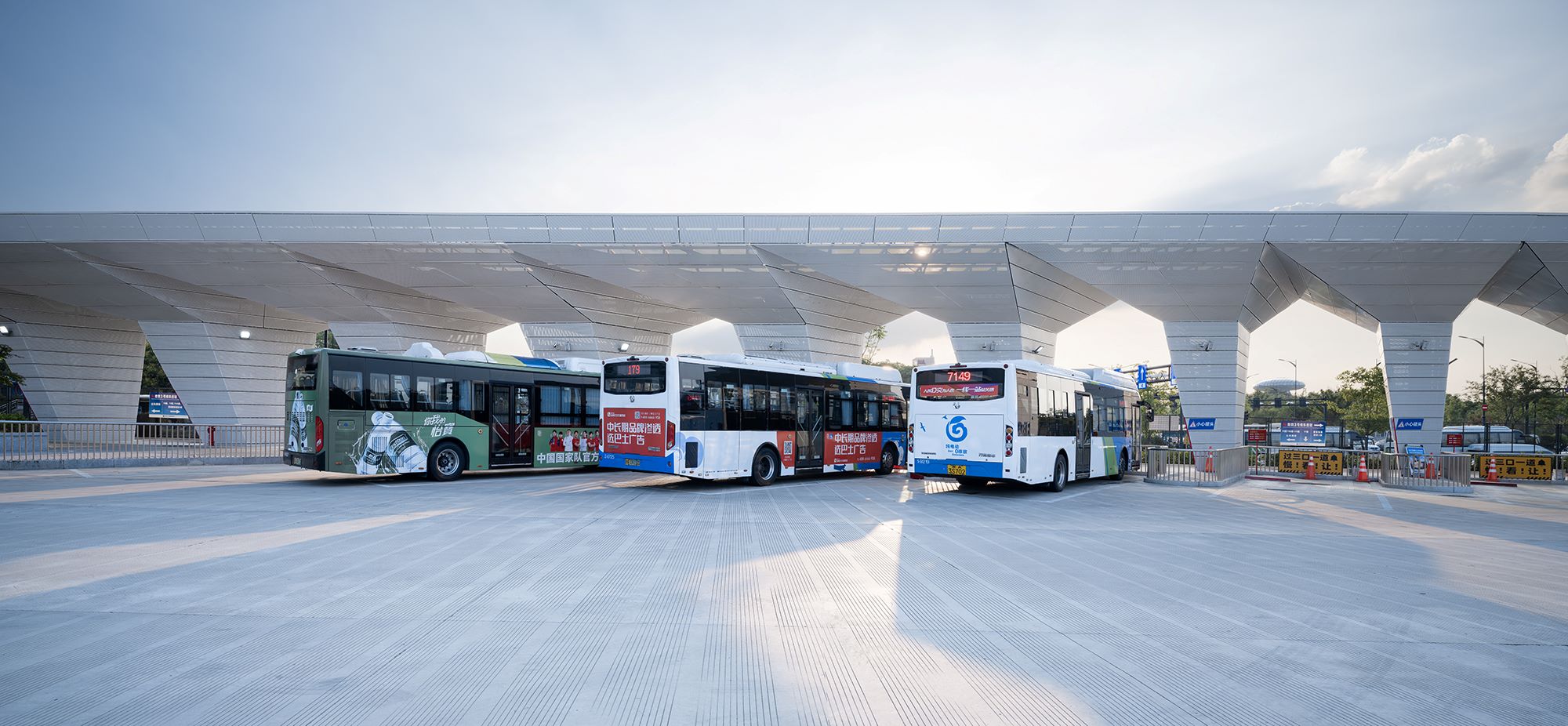173613189034943464e7.jpg The Waiting Island 傘狀的候車島2?趙強.jpg