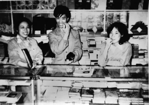 1739523487232589tvpv.jpg 1980年民生百貨商店本子柜組的營業員進行交接班.jpg