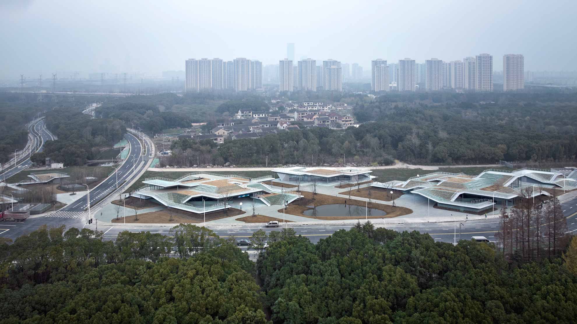 1739859631661229H88L.jpg 02_懸浮于林海之間的人工丘岳1,Artificial hills suspended among natural forests (1). ?章魚見筑.jpg