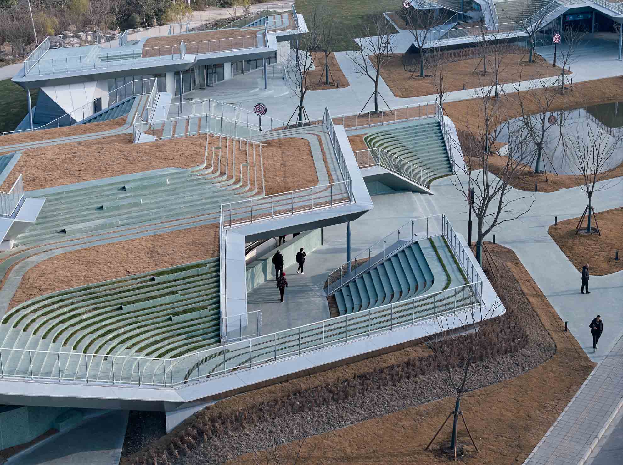 1739859773822153hPc2.jpg 09_綠色浮島消解體量,The green floating islands visually reduce the volume of stations. ?章魚見筑.jpg