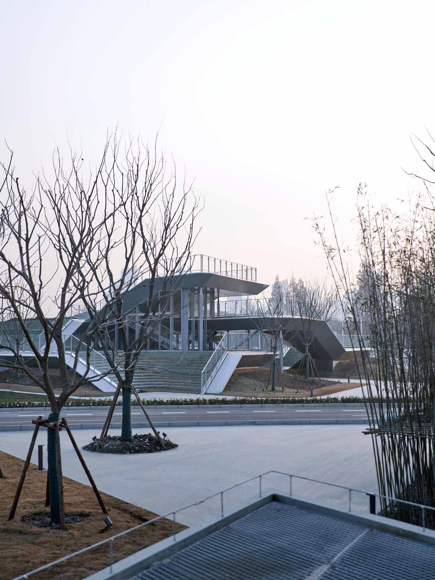 1739859797231522ZFQb.jpg 11_菱形單元整合各風亭組,Diamond-shaped unit integrating ventilation shafts. ?同濟原作設計工作室.jpg
