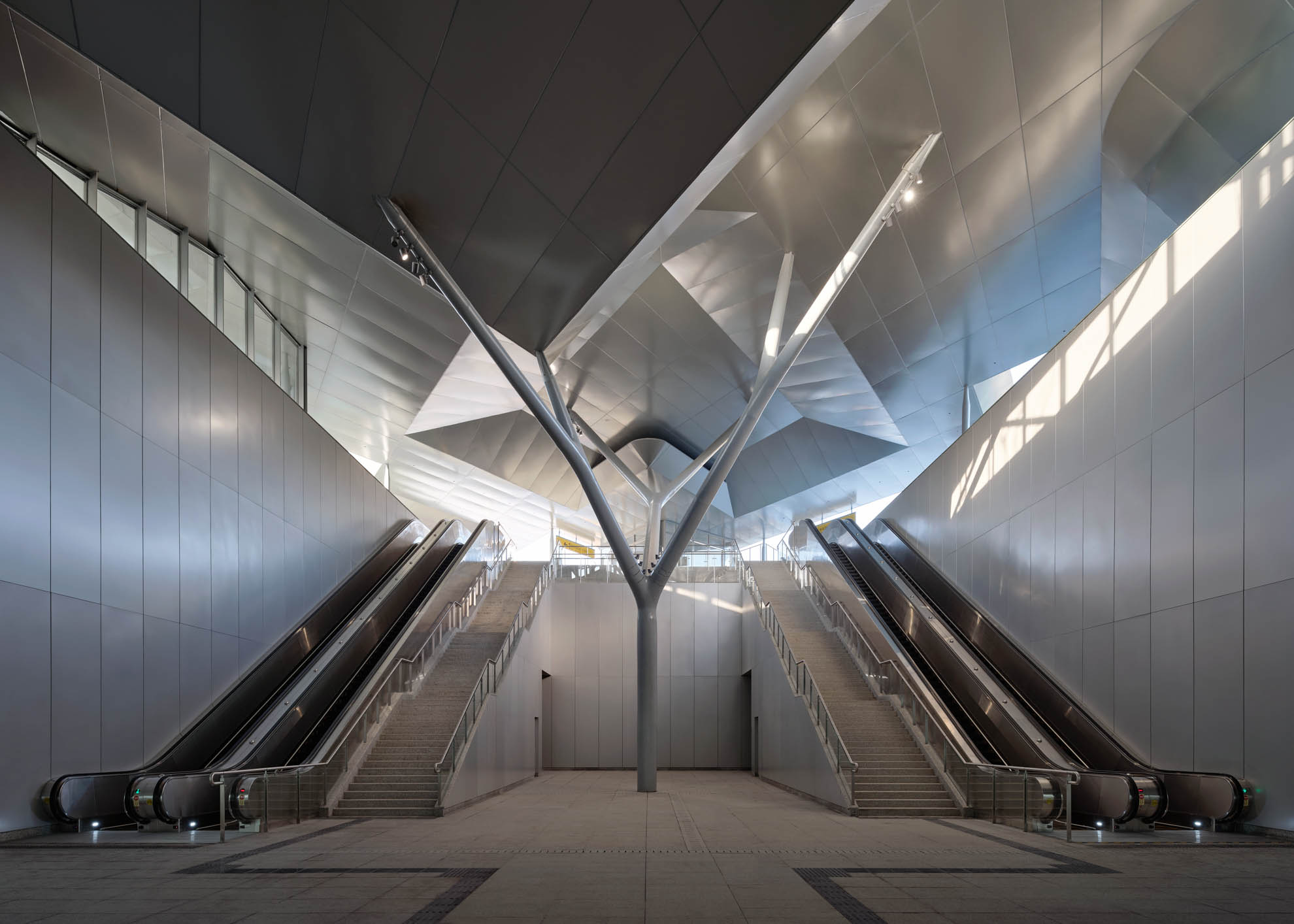 1739859807861229oGXx.jpg 12_站廳樹形柱,The tree-shaped columns in the concourse on the basement level. ?章魚見筑.jpg