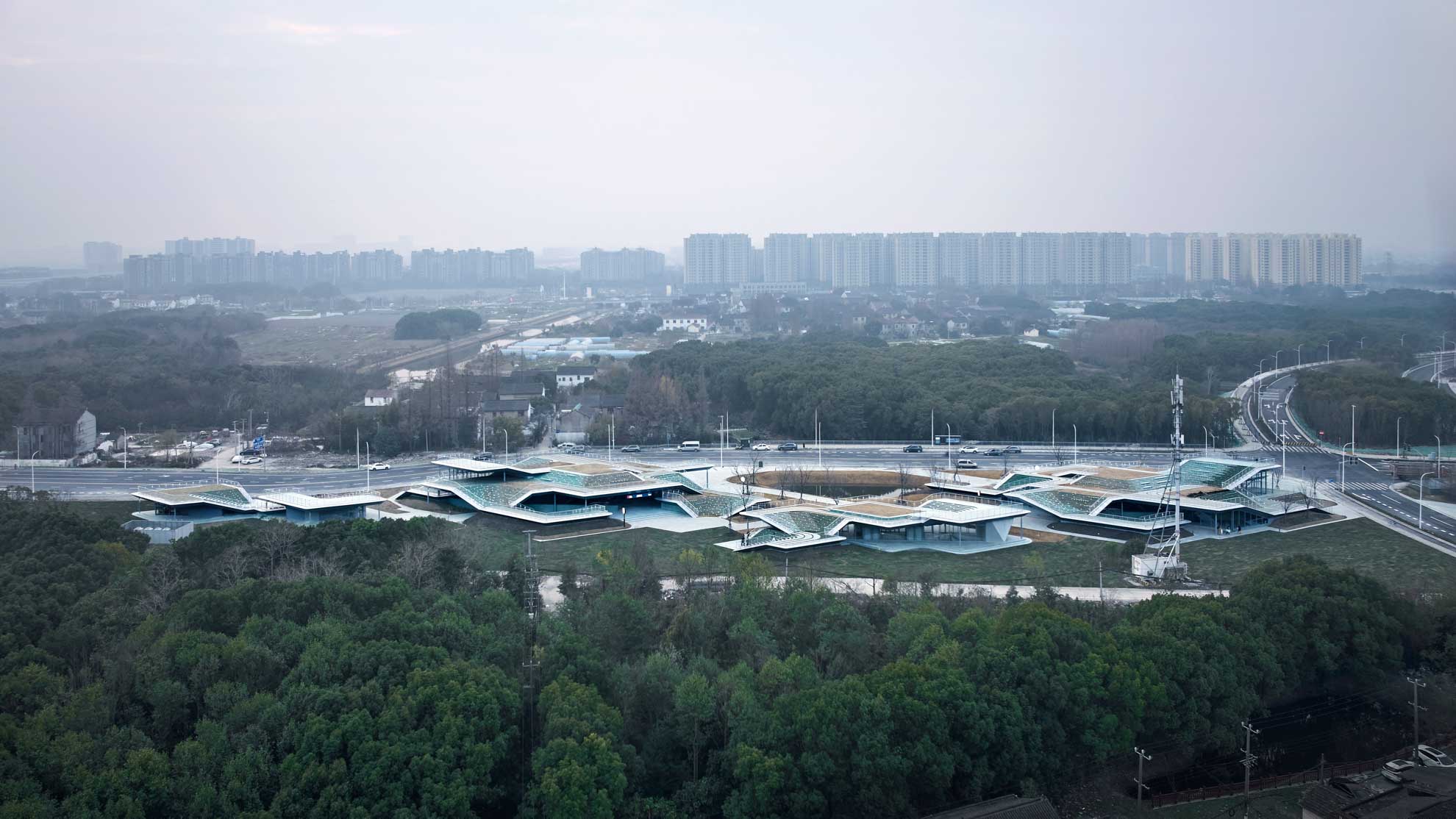 1739860047147968ICN0.jpg 23_懸浮于林海之間的人工丘岳2,Artificial hills suspended among natural forests (2). ?章魚見筑.jpg