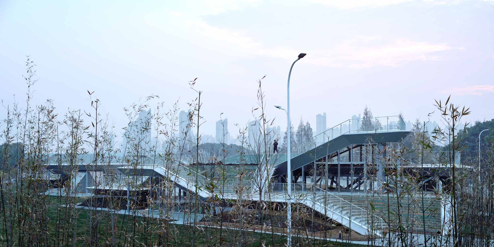 1739860062191312t9fs.jpg 24_懸浮于林海之間,Islands floating between the trees. ?章魚見筑.jpg